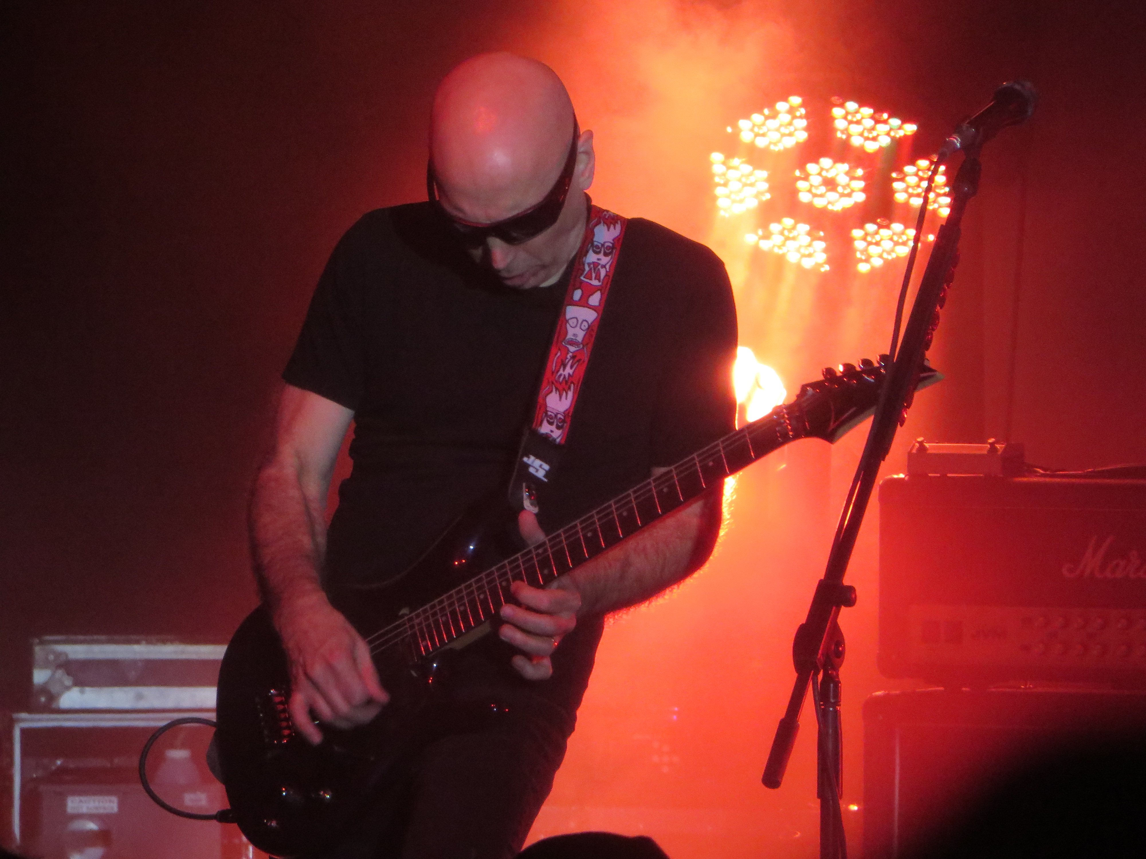 JoeSatriani2016-04-08DanforthMusicHallTorontoCanada (14).JPG